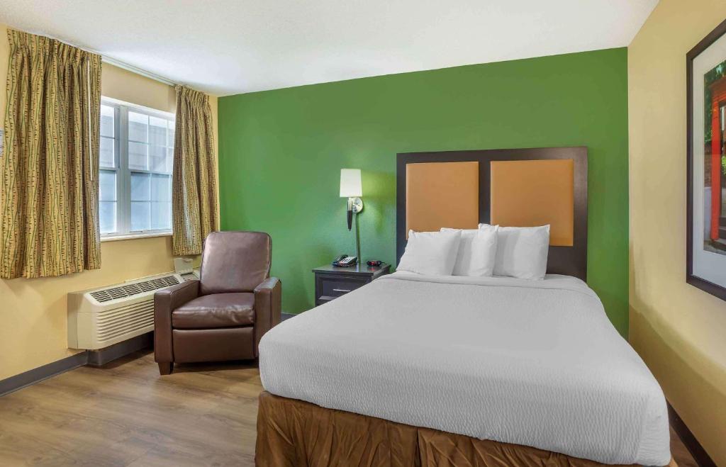 Queen bed studio suite